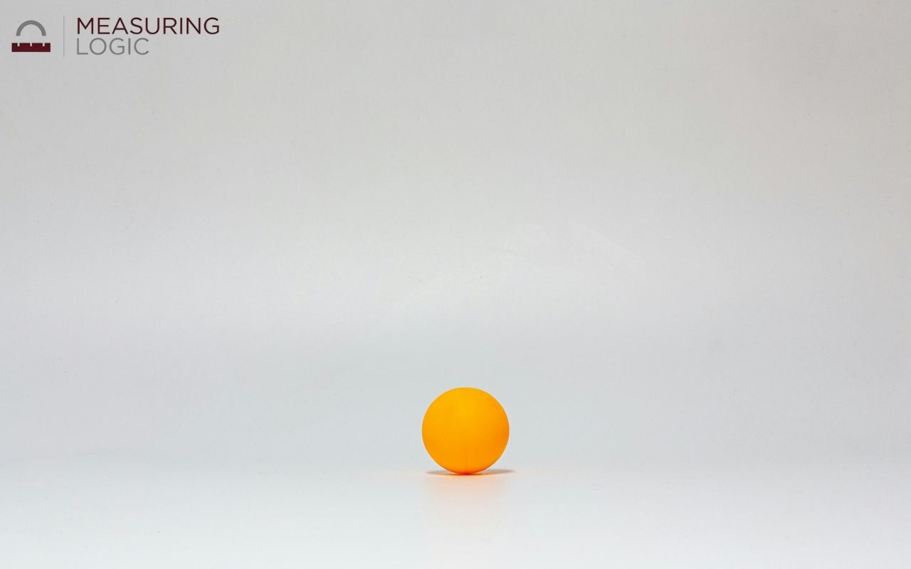 a ping pong ball with flat white backgroung