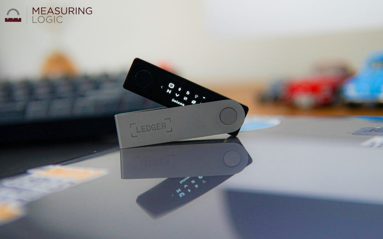 USB flash drive close to 3 inches in length